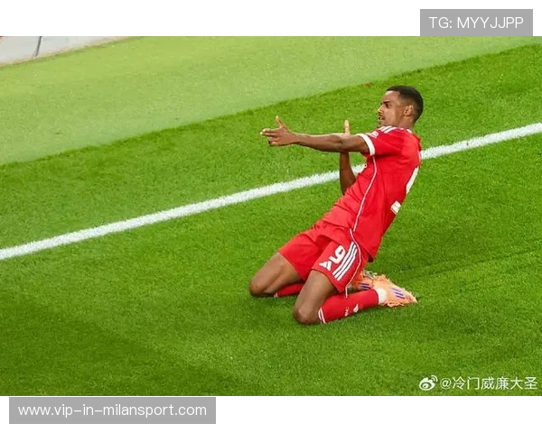 伊萨克禁区内抢先触球