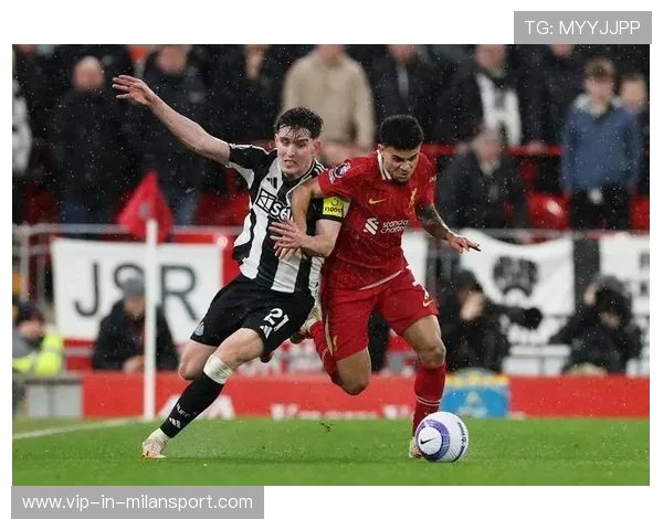 利物浦前锋突破防线射门得分